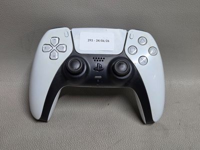 gros plan d'une manette de jeu vidéo sur une table