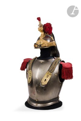 un casque argenté et doré orné d'un pompon rouge