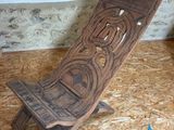 une chaise en bois posée par terre