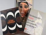 trois livres posés sur une table, sur fond blanc, avec une photo en noir et blanc