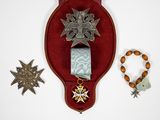 un étui rouge orné d'une croix et d'une étoile