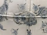 un gros plan sur un tissu orné d'un motif représentant des renards