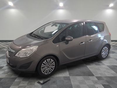 la photo d'une voiture grise garée dans un garage