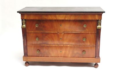 Commode en bois et placage d'acajou, ouvrant par quatre tiro…