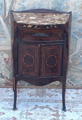 Petit meuble d'entre deux en bois de placage ouvrant par deu…