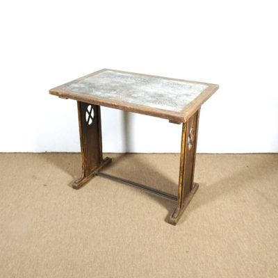 THONET : Table dite de bistrot, structure en bois, piétement…