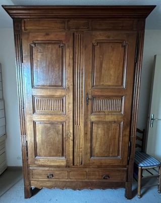 Armoire en bois mouluré "belle armoire", ouvrant par deux po…