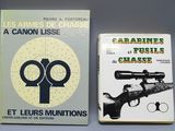 Deux livres sont posés sur une table : l'un est un pistolet, l'autre est un livre