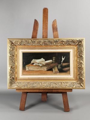 tableau représentant une nature morte avec un livre et un stylo posés sur un chevalet