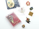 a lot of pins that are laying on a table