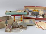 un grand nombre de jouets posés sur une table