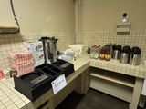 un plan de travail sur lequel sont posés un mixeur, une cafetière et d'autres objets