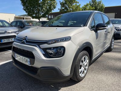 une Citroën argentée garée sur un parking à côté d'autres voitures