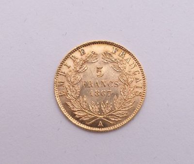 gros plan d'une pièce d'or sur une surface blanche