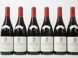 six bouteilles de vin sont alignées dans une rangée