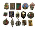 plusieurs types de badges sont disposés sur une surface blanche