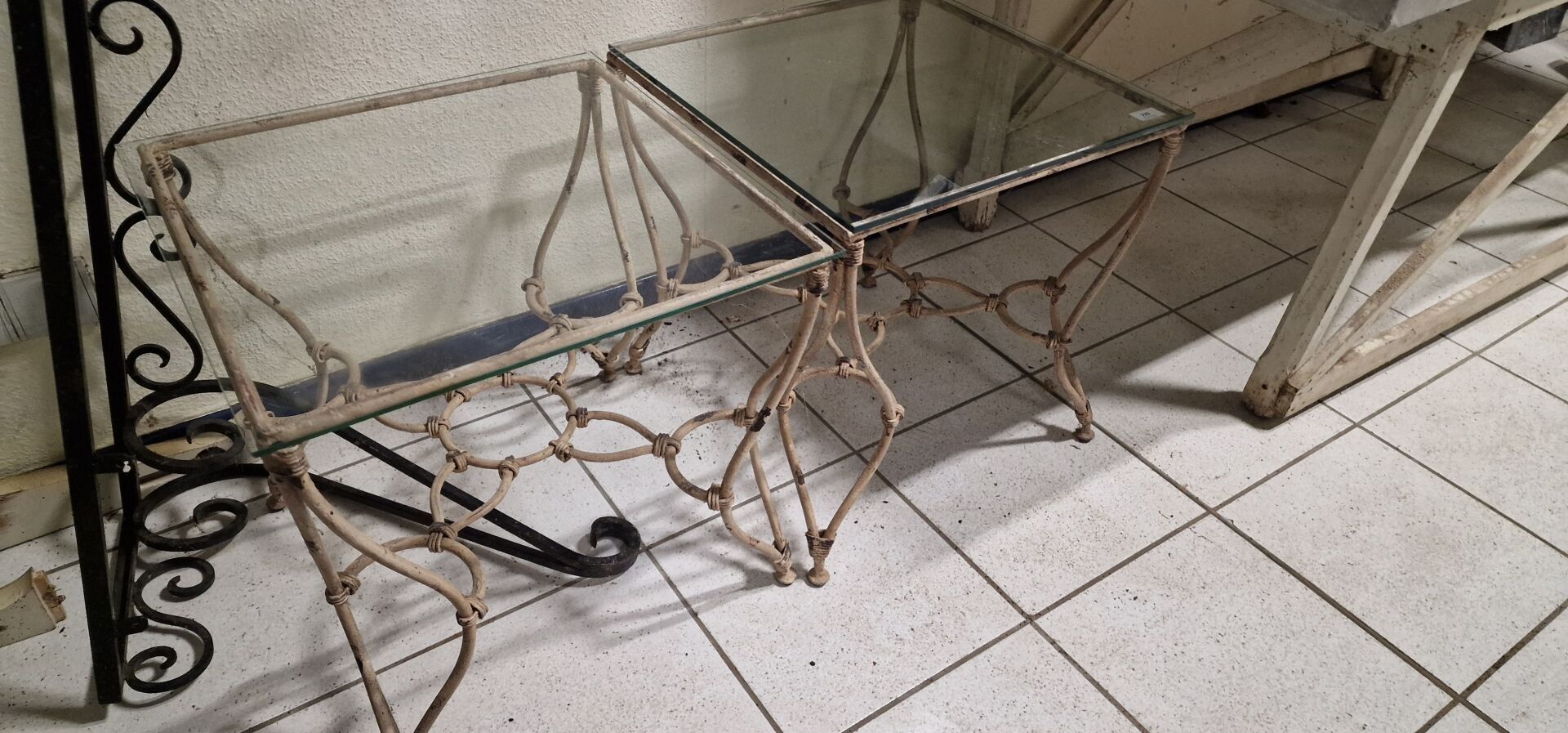 Deux tables d'appoint en fer forgé dessus en verre.