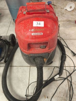 un aspirateur rouge posé par terre