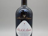 une bouteille de vin posée sur une table
