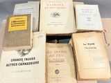 plusieurs livres sont empilés sur une table