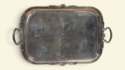 un plateau en argent muni d'une poignée