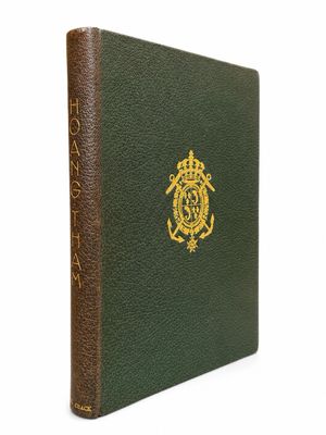 un livre vert orné d'un emblème doré sur la couverture