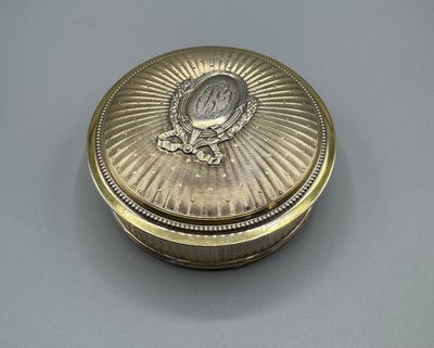 une boîte ancienne en argent sur laquelle est représentée une femme