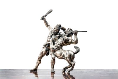une statue représentant un homme à cheval, muni d'une épée