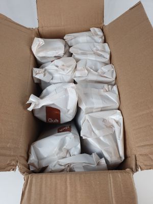 une boîte remplie de sachets de nourriture posée sur une table