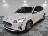 La Ford Focus blanche est garée dans une pièce dont le sol est en damier.
