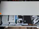 une table blanche sur laquelle se trouvent de nombreux objets