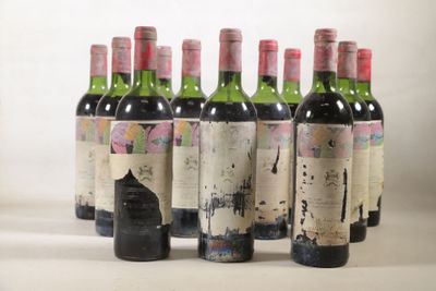 plusieurs bouteilles de vin sont alignées dans une rangée