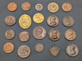 une photo montrant une collection de pièces de monnaie britanniques posées sur une table