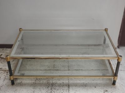 une table basse en verre et laiton avec un plateau en verre