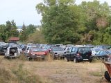 beaucoup de voitures garées sur un parking