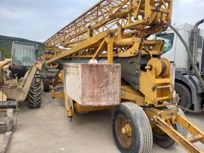 une grue installée à l'arrière d'un camion