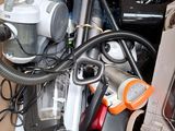 une boîte contenant tout un assortiment d'articles ménagers