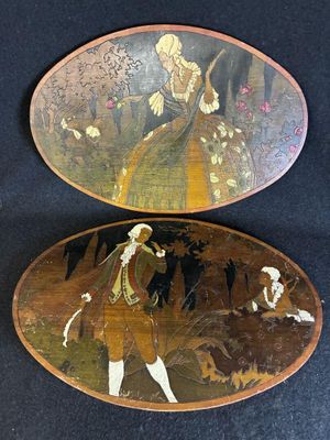 deux assiettes décoratives sur lesquelles sont représentés un homme et une femme
