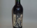 une bouteille de vin posée sur une table