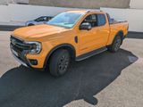 Une Ford Ranger 2020 dans un parking, avec deux voitures en arrière-plan
