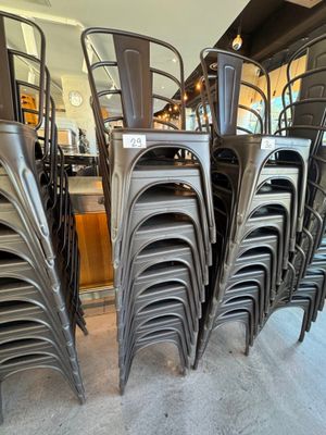 un grand nombre de chaises empilées les unes sur les autres