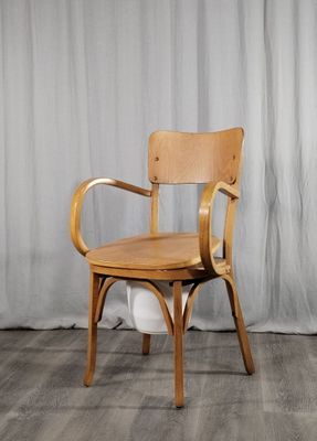 une chaise en bois avec une assise en bois et un bol blanc