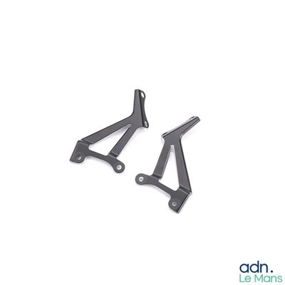 une paire de supports métalliques noirs sur fond blanc