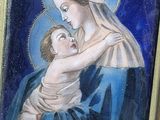 une image représentant un tableau où l'on voit une mère tenant un enfant dans ses bras