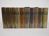six livres sont alignés sur une surface blanche