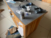 Un comptoir de caisse arrondi en pin et métal (photo 2)
