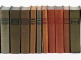 les livres sont alignés sur une surface blanche