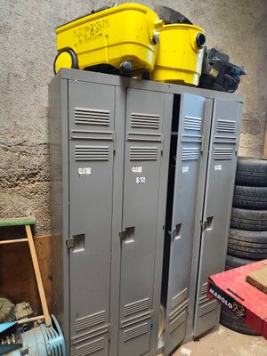 Plusieurs casiers métalliques sont empilés les uns sur les autres dans un garage