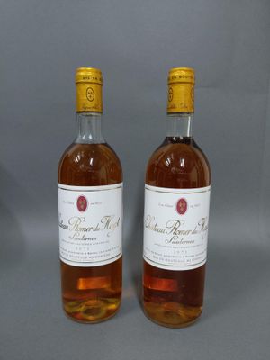 deux bouteilles de vin posées l'une à côté de l'autre sur une table