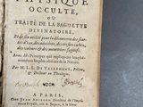 un vieux livre écrit posé sur une table